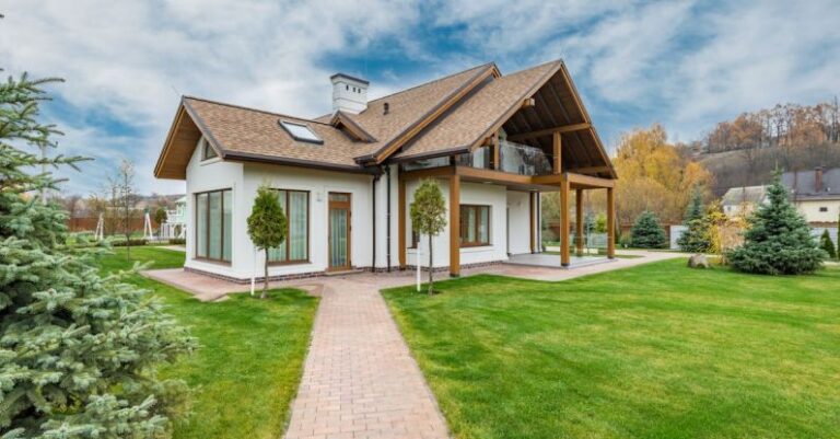 Family-Friendly Accommodation - Residential cottage house with courtyard