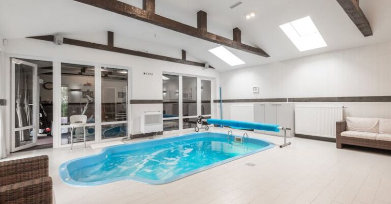 Private Pools - Big swimming pool in spacious house